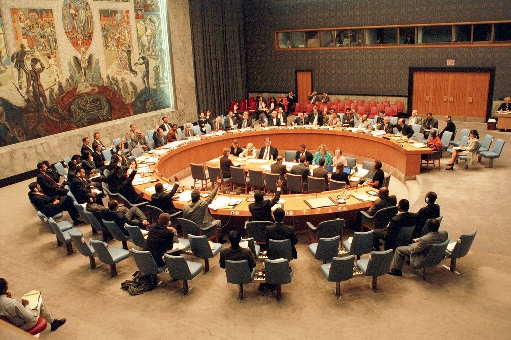 UNPeacekeeping's tweet photo. #DidYouKnow? 🤔

In 1999, the UN Security Council voted to include Protection of Civilians (POC) as part of peacekeeping missions' mandates for the first time. 

Today, 7 peacekeeping operations, consisting of more than 90% of peacekeepers, have POC mandates 🕊️#A4P https://t.co/1XMBQ5YEyD