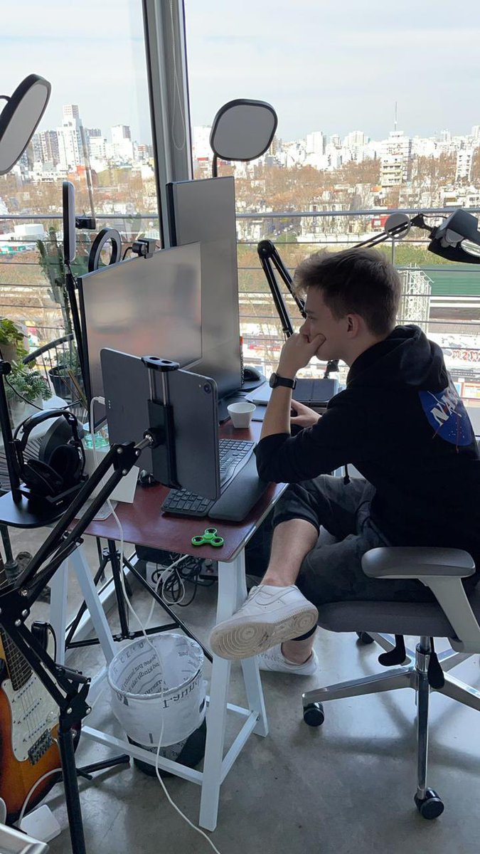 Mañana es el examen más importante (y más difícil) de la carrera. Si me va bien ya es la recta final para recibirme. Me pase literalmente los últimos seis días enteros en esta mismísima posición (?)

Recen por mi porfis 🥲🤞