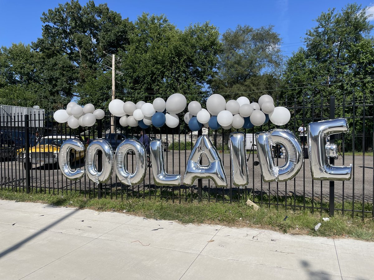 rochelleriley's tweet photo. And after Sidewalk, it was time for the unveiling of a new mural of #Coolaide, a beloved Detroit comic we lost. Thanks to Councilwoman @MsMarySheffield who joined @DetroitACES on the project and project lead Desmond Lester who made@it happen! https://t.co/8qiSKzwZZr