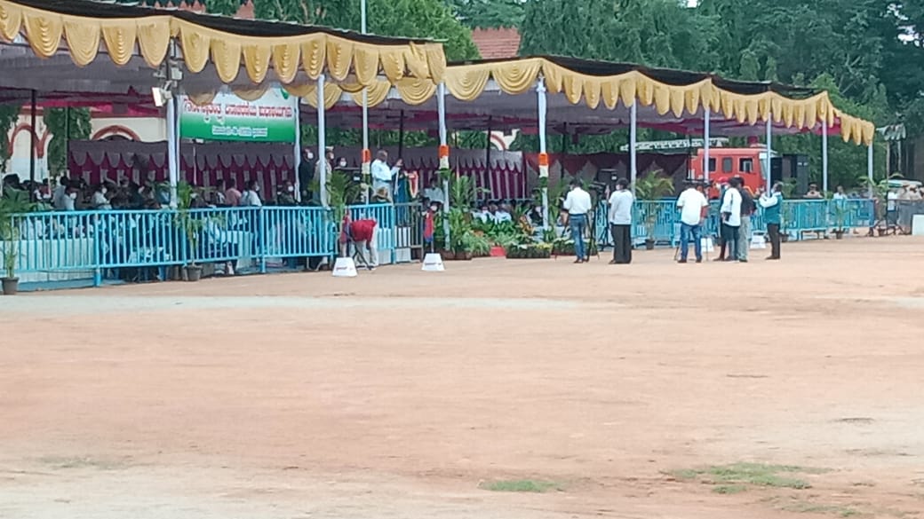 ACTumakuru's tweet photo. ಸನ್ಮಾಯ ಜಿಲ್ಲಾ ಉಸ್ತುವಾರಿ ಸಚಿವರು ಆದ ಶ್ರೀಯುತ ಮಾನ್ಯ ಮಾಧುಸ್ವಾಮಿ ರವರ ಅಧ್ಯಕ್ಷತೆಯಲ್ಲಿ 75ನೇ ಸ್ವಾತಂತ್ರ್ಯ  ದಿನಾಚರಣೆ ಕಾರ್ಯಕ್ರಮದಲ್ಲಿ ಜಿಲ್ಲಾ ಮಟ್ಟದ ಅಧಿಕಾರಿಗಳು ಉಪಸ್ಥಿತರಿದ್ದರು. https://t.co/fHan0mb8aT