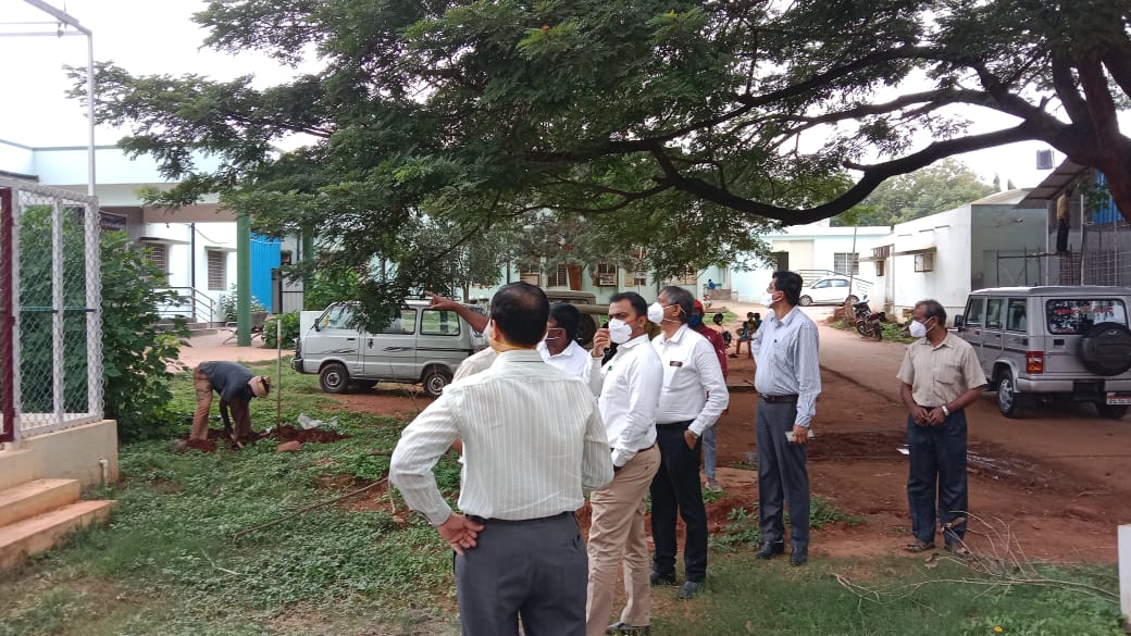 ACTumakuru's tweet photo. ಮಾನ್ಯ ಉಪವಿಭಾಗಾಧಿಕಾರಿ, ತುಮಕೂರು ರವರು ಜಿಲ್ಲಾ ಆಸ್ಪತ್ರೆಯಲ್ಲಿನ ಆಮ್ಲಜನಕ ಸ್ಥಾವರ ಸ್ಥಾಪನೆ ಕಾಮಗಾರಿ ಪರಿಶೀಲಿಸಿದರು.ಸದರಿ ಪರಿಶೀಲನೆ ಕಾರ್ಯದಲ್ಲಿ ಜಿಲ್ಲಾ ಆಸ್ಪತ್ರೆಯ ವೈದ್ಯರು ಅಧಿಕಾರಿಗಳು ಹಾಜರಿದ್ದರು. https://t.co/UgR7B79hIn