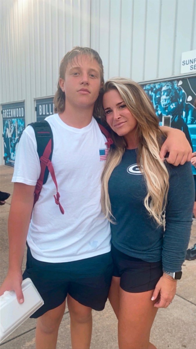aundrea_hanna's tweet photo. Freshman season is underway for my last Hanna boy… nice way to kick it off with the W over Fayetteville tonight!! #62ismine #noseguard #freshmanseason #greenwoodbulldogs https://t.co/k5W8NuzCED