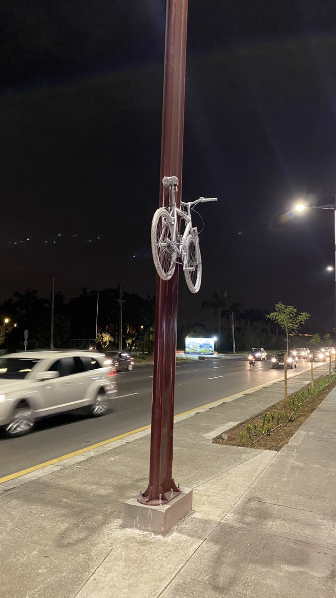Kevin_4R's tweet photo. Un nuevo “monumento” a la injusticia, a la falta de empatía de los conductores, un monumento a la justicia vendida y al desinterés de las autoridades y ciudadanía en general, ahí lo tienen un año de una familia burlada en los tribunales. #justiciaparasantiagojaramillo https://t.co/65fM2NVIoC