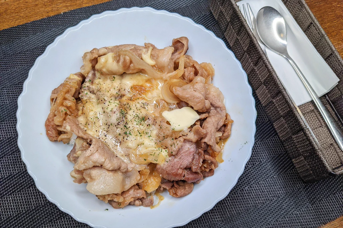 がっつり食べたい気分のときにも良さそう！豚肉やチーズを使った、とっても美味しそうな丼ものレシピ！