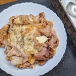 がっつり食べたい気分のときにも良さそう!豚肉やチーズを使った、とっても美味しそうな丼ものレシピ!
