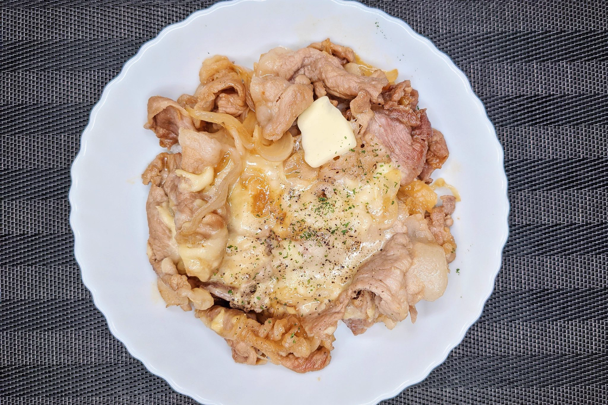 がっつり食べたい気分のときにも良さそう！豚肉やチーズを使った、とっても美味しそうな丼ものレシピ！
