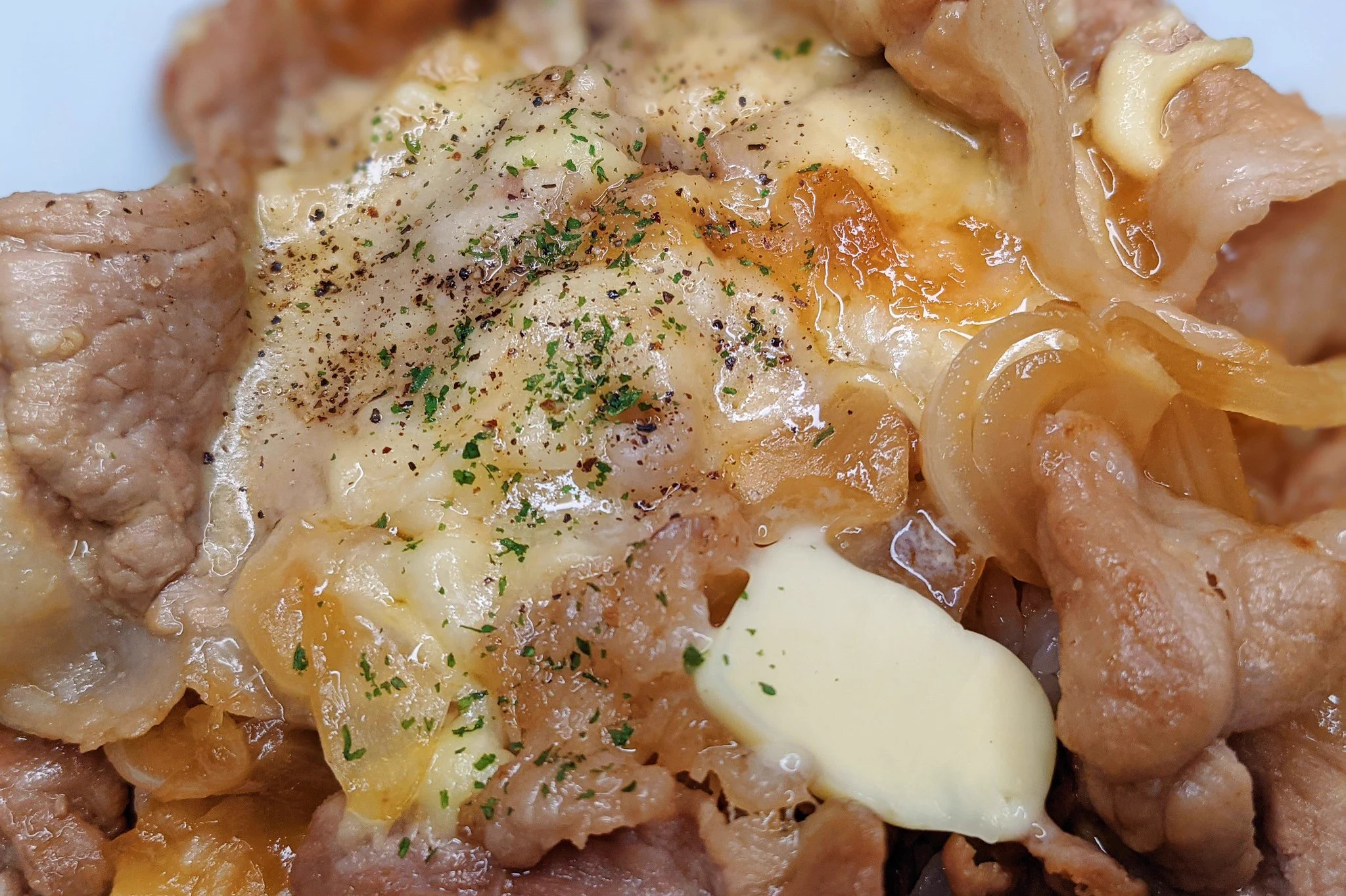 がっつり食べたい気分のときにも良さそう！豚肉やチーズを使った、とっても美味しそうな丼ものレシピ！