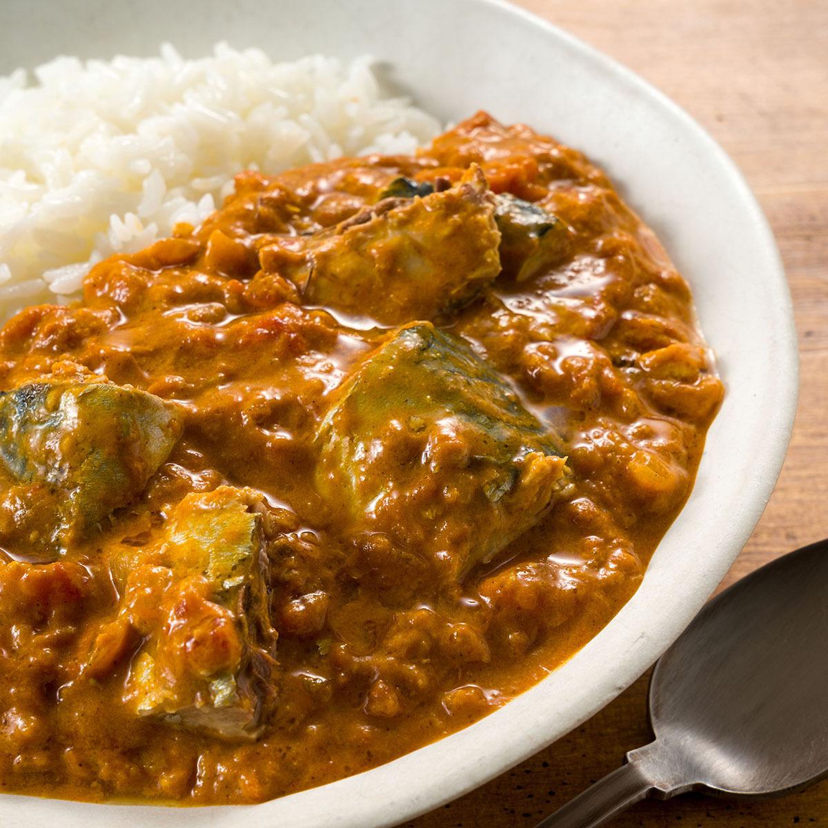 カルディコーヒーファーム 決算セールアイテムでつくる簡単レシピ フライパンで さばカレー を作ろう 玉ねぎ ホールトマト カレーパウダーを炒め ココナッツミルクとさばの水煮を缶汁ごと加えて軽く煮るだけ ココナッツミルクのマイルドな甘味に