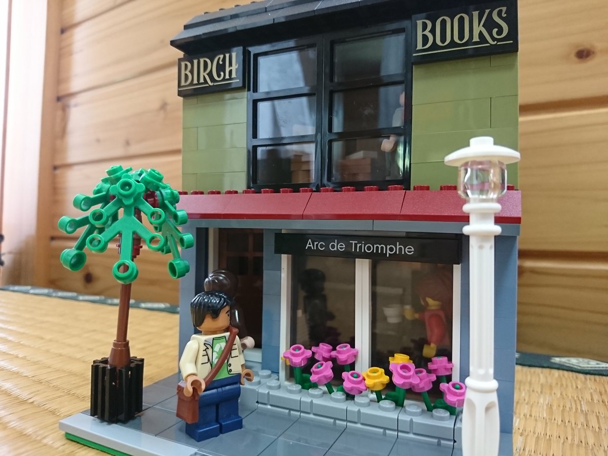 Kremlin_Wall_Ne's tweet image. 「街のケーキ屋さんと本屋さん」を作りました!
馬小屋を改装した建物なので、質素な作りになっています
一階はテーブル席付きのケーキ屋となっています
二階は元ラグビー部の店主が営む本屋になっていて、本を買いに来たついでにケーキを買って帰る客が多いです