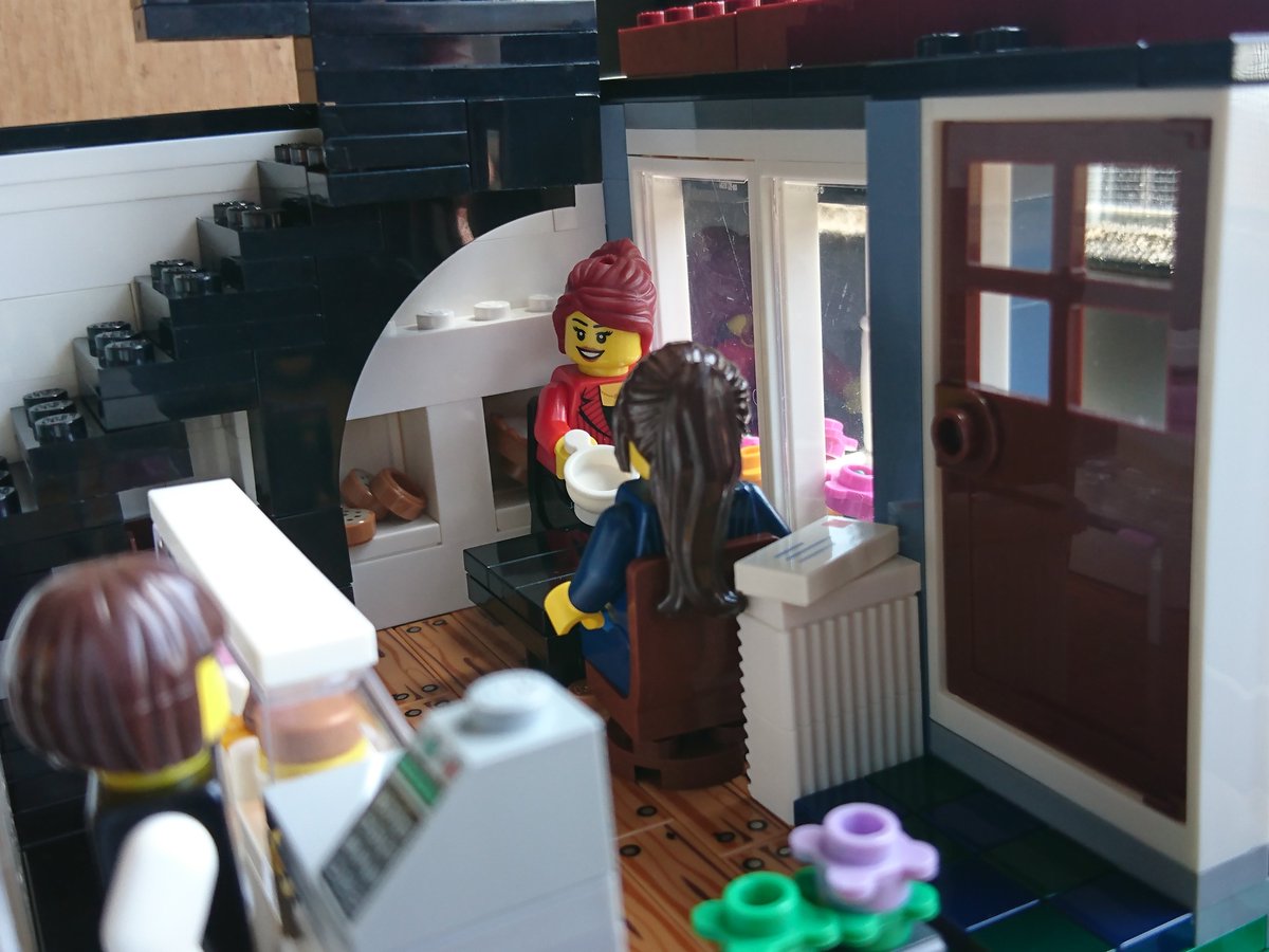 Kremlin_Wall_Ne's tweet image. 「街のケーキ屋さんと本屋さん」を作りました!
馬小屋を改装した建物なので、質素な作りになっています
一階はテーブル席付きのケーキ屋となっています
二階は元ラグビー部の店主が営む本屋になっていて、本を買いに来たついでにケーキを買って帰る客が多いです