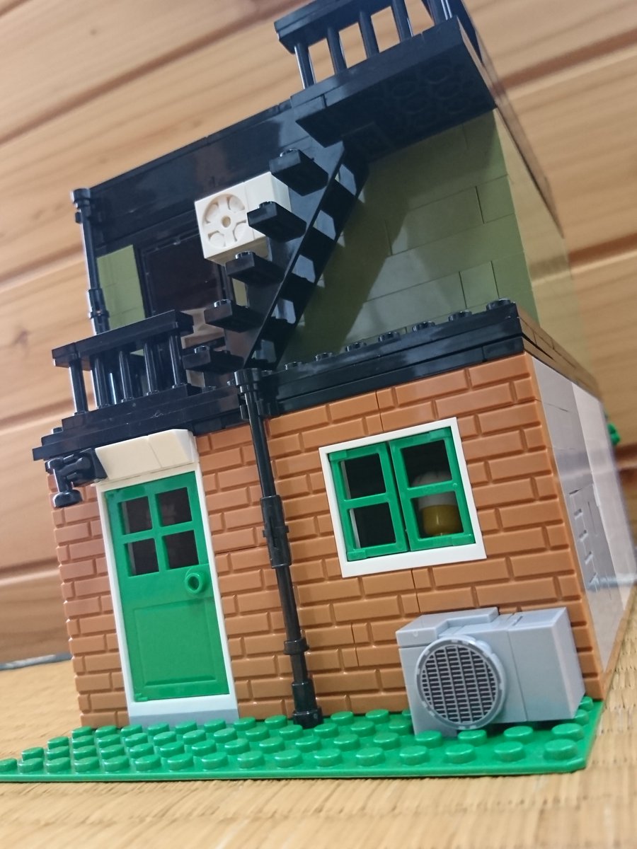Kremlin_Wall_Ne's tweet image. 「街のケーキ屋さんと本屋さん」を作りました!
馬小屋を改装した建物なので、質素な作りになっています
一階はテーブル席付きのケーキ屋となっています
二階は元ラグビー部の店主が営む本屋になっていて、本を買いに来たついでにケーキを買って帰る客が多いです