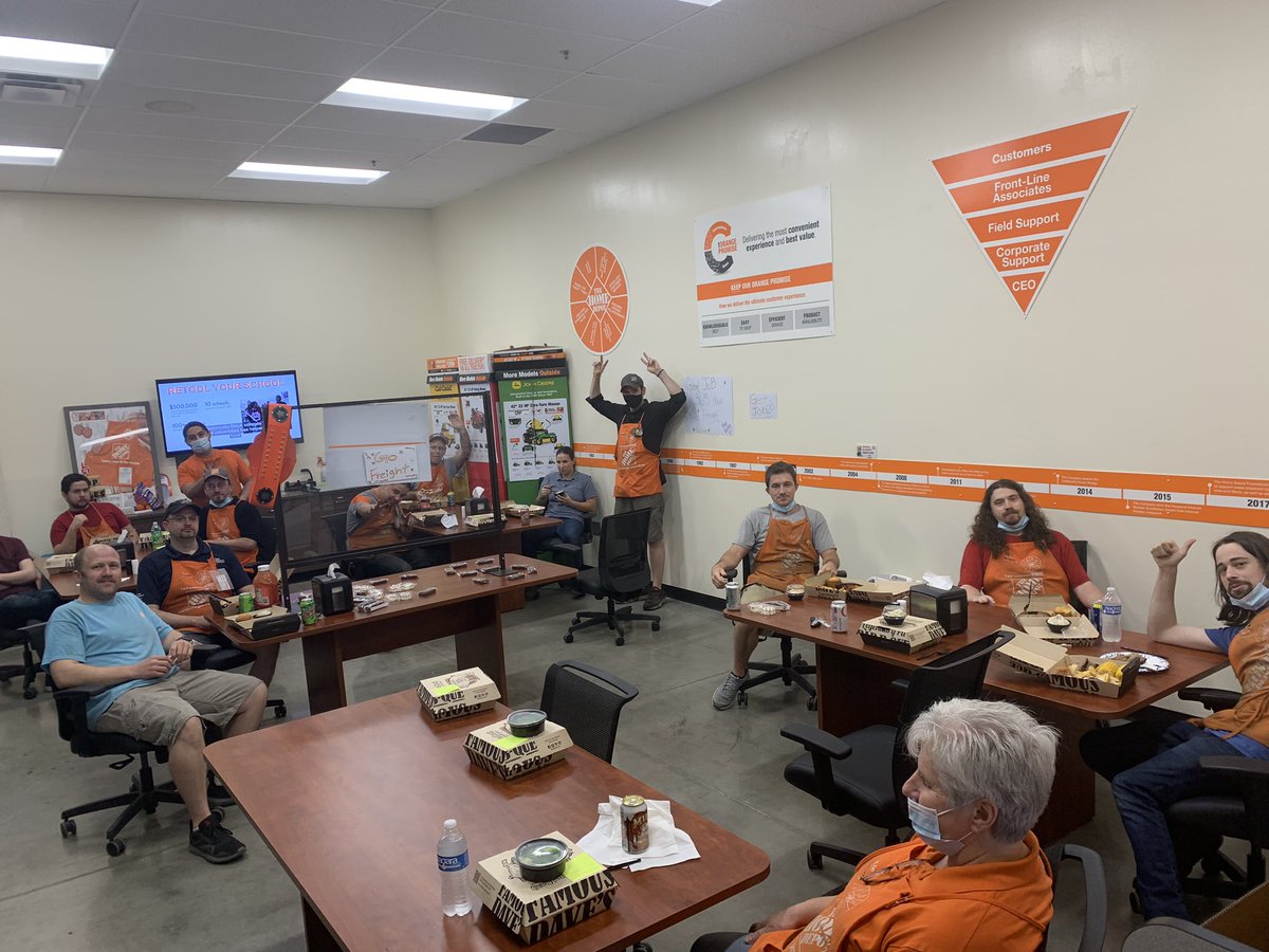 janelle_leclair's tweet photo. Woohoo! Celebrating 374 days safe today on freight! Way to go team #4929. Thanks for all you do. @hdtywagner @jaygriswold2 @lappinstweeting https://t.co/JpHbjgJRUS