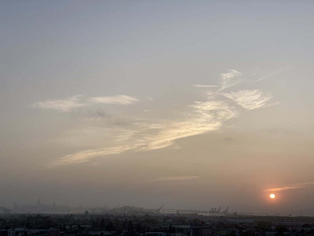 Is this smoke over #SanFrancisco ? @NWSBayArea #sunset #BayArea #weather #Oakland #California #USA #nature @VisitCA @ThePhotoHour @LensAreLive @sunset_wx @Sunrise2Sunsets #sunsetphotography @_sundaysunsets_ #cloud #wildfire #Wildfiresmoke