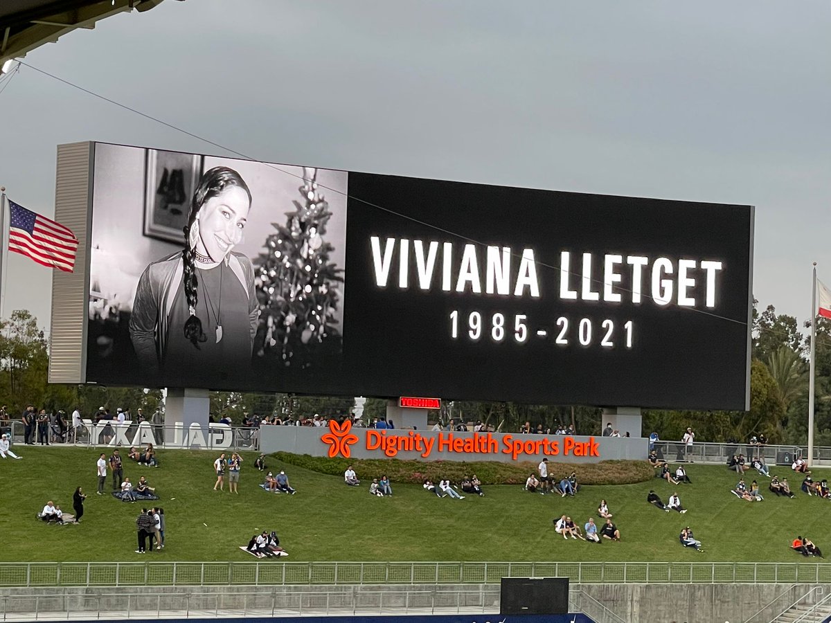 pasefiltrado's tweet photo. EN MEMORIA DE VIVIANA 👏🏻
#LAGalaxy realizó un homenaje especial a Viviana Lletget, hermana de Sebastian #Lletget, quién falleció hace unos días. El mediocampista angelino y seleccionado de Estados Unidos se notó emocionado por el momento y, la hinchada guardó respeto. https://t.co/Ld0PJwisxk
