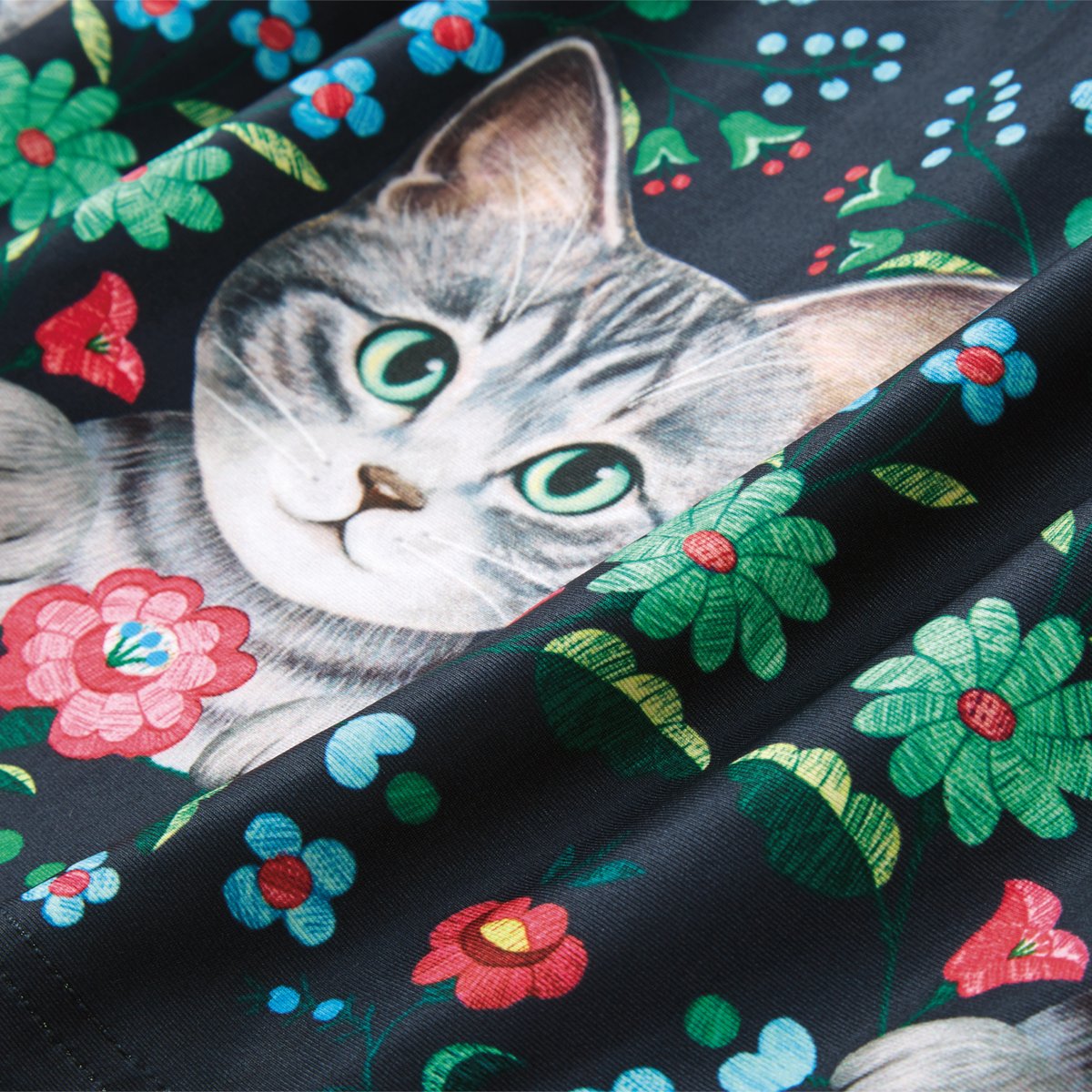 「チュールと揺らめく猫さん🐈

サバトラ猫と刺繍風のお花のイラストを華やかにプリ」|フェリシモ「猫部」のイラスト
