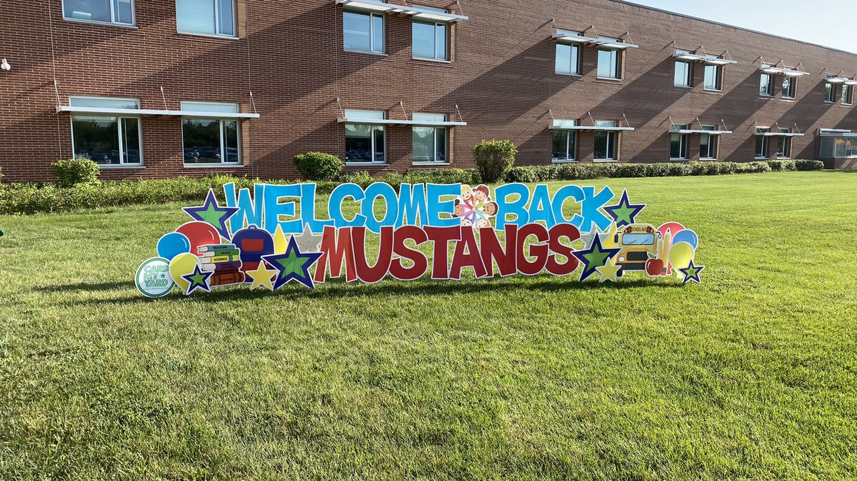 What a great first day!  So many Ss and staff happy to be back!  Thank you to our PTO, @spencer_loomis We loved the decorations! #weareSL #SLmustangs #welcomeback #newyear #JoyfulJourney @SandyAllenD95 @GalltKelley