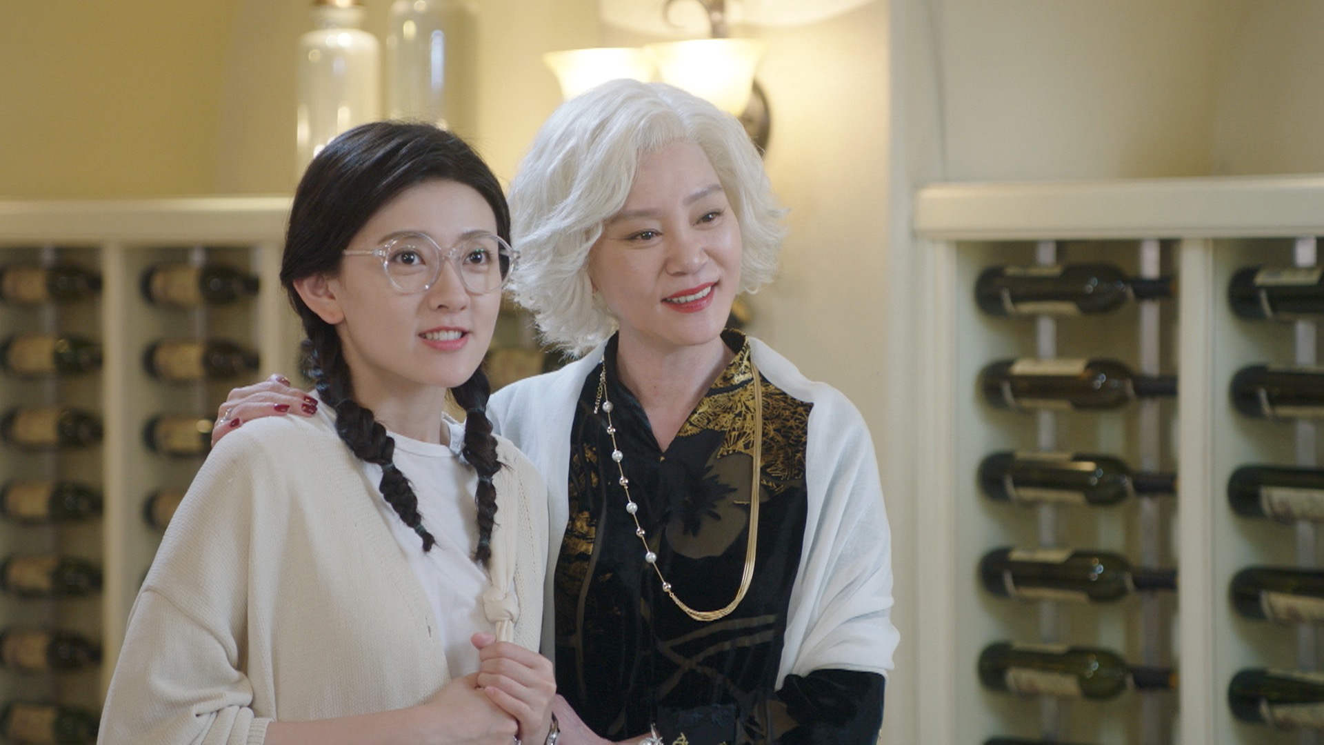 華ざかり 華流パラダイス 運命100 の恋 9月3日dvdリリース お婆さんから大歓迎で迎えられたジアシン だけど シーイーの部屋にはアンナ フー ジン の写真がデカデカと ディラン リー ジウリン との3ショットは胸キュン必至の嫉妬 華ざかり 華流パラダイス 運命100 の恋 9月3日dvdリリース お婆さんから大歓迎で迎えられたジアシン だけど シーイーの部屋にはアンナ フー ジン の写真がデカデカと ディラン リー ジウリン との3ショットは胸キュン必至の嫉妬