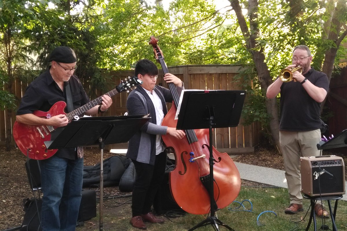 Memory_Catcher's tweet image. 'Twas a wonderful world indeed as we enjoyed @GraySpanky's "Tribute to Louis Armstrong" in the backyard tonight!  Thanks for an incredible performance, Joel, Wes and Jeremiah!  The three of you are such talents!  #yeg #yegmusic #yegarts #louisarmstrong