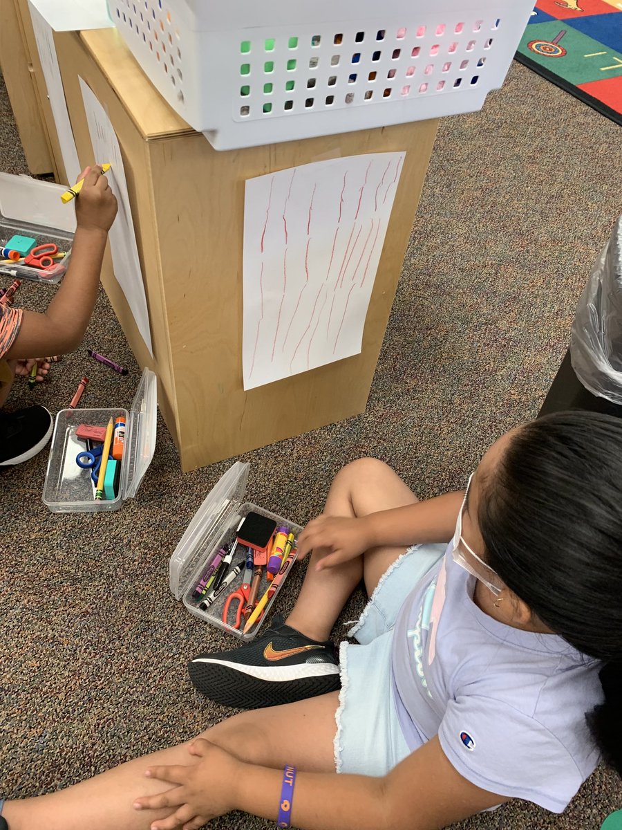sheeks_bess's tweet photo. Look at those vertical lines!  Great job kindergarten! ⁦@LincolnGI⁩ ⁦@GIPublicSchools⁩ https://t.co/QQCFZ6mTvl