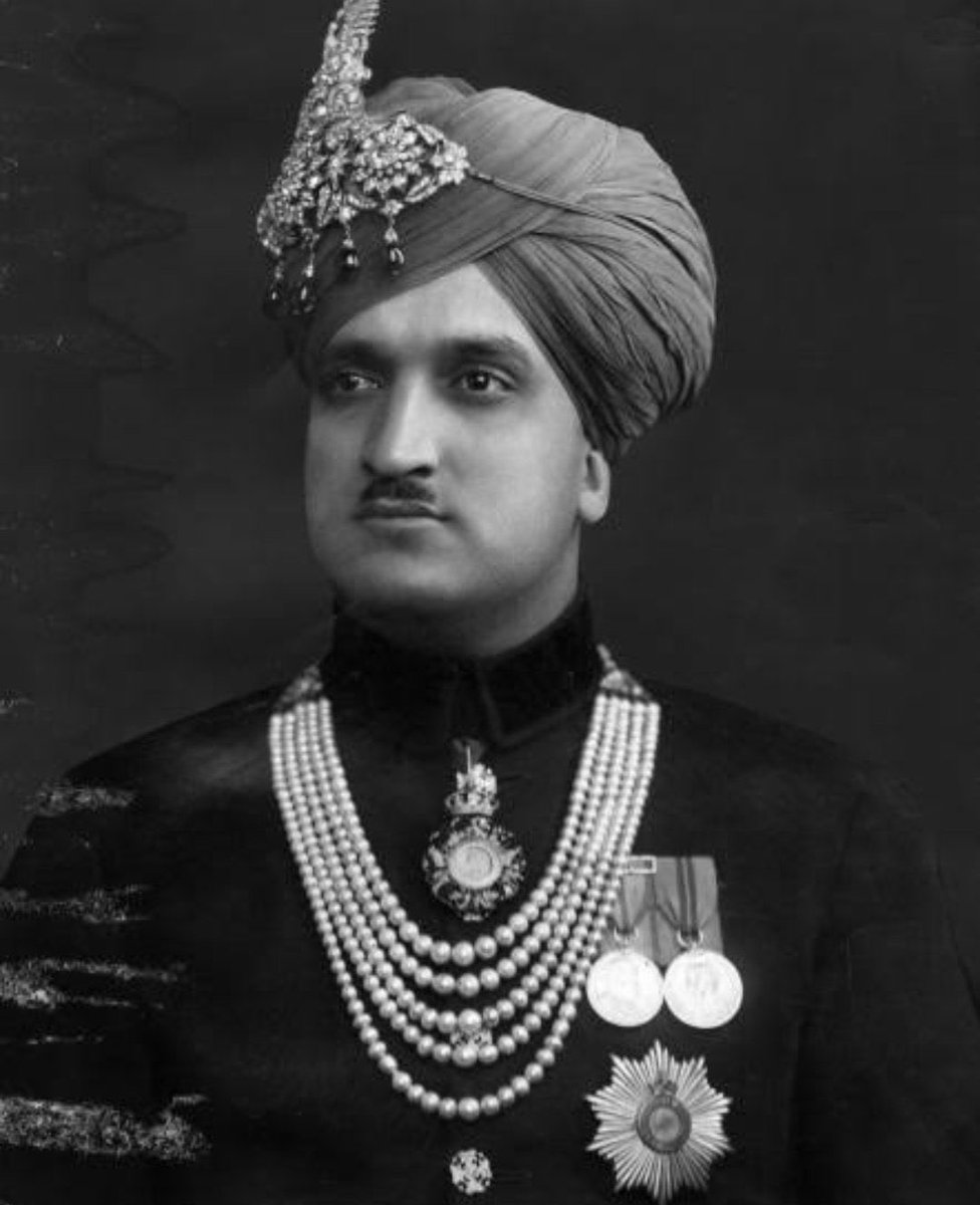 SadhikSingh's tweet photo. महाराज हरि सिंह जी जिनहोने हमेशा अपने प्रदेश की प्रजा की हित को सरवोपरि रखा। 
अपने प्रजा के चहेते होने के कारण वो  राजनीतिज्ञों के आंखों की किरकिरी बन गए। 
लेकिन जनता आज भी उनको याद करती है और उनके जन्मदिन पर छुट्टी की मांग करती है

#MaharajaHarisinghHoliday23sep https://t.co/myCTUAzmhL
