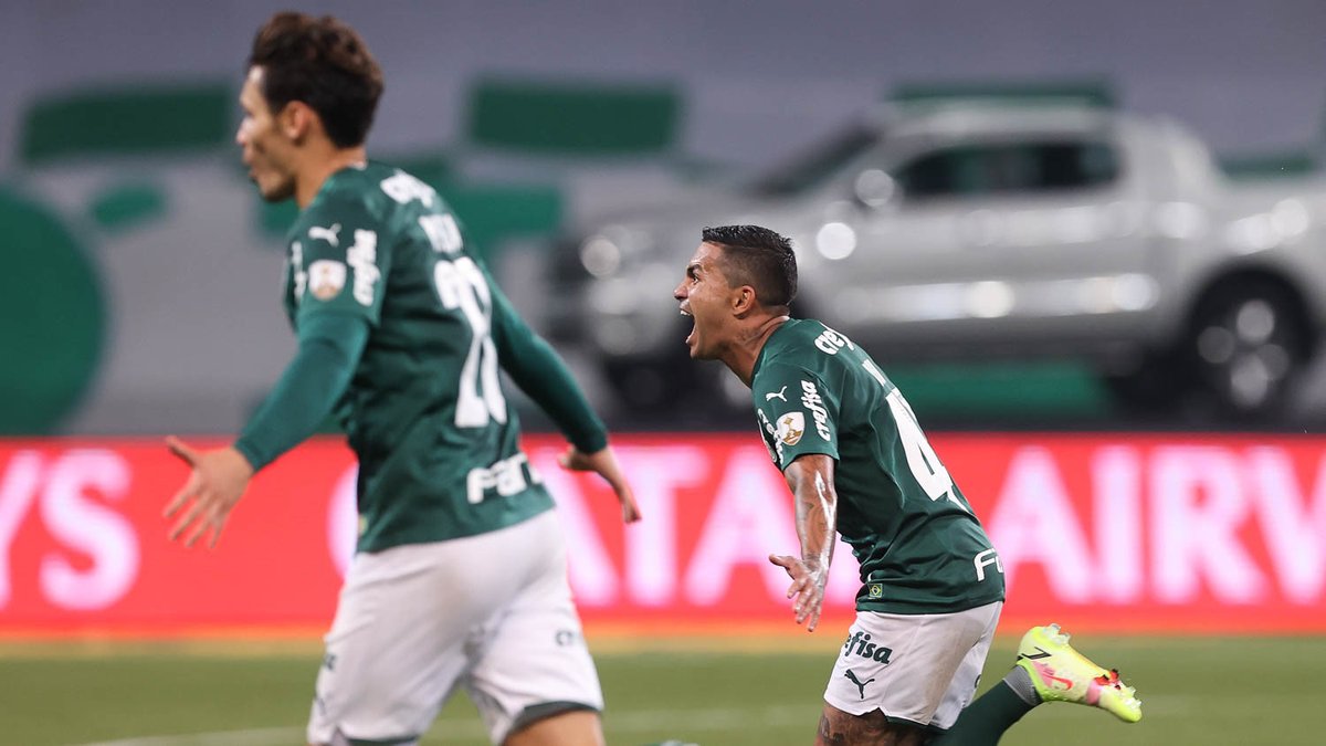 Palmeiras's tweet photo. Este homem nunca perdeu Choque-Rei no Allianz Parque. Esse é o tweet.

#EstamosNaSemi #PALxSAO
#AvantiPalestra #AlmaECoração https://t.co/Lu9kiXBEIb