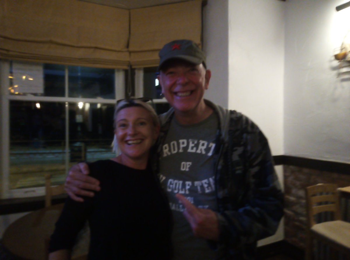 littleKitten75's tweet photo. #starstruck #gaztop #getfresh #Porthcawl @GarethJonesTV
Lovely to meet you again after all these years, good luck with your swim Gareth 🏊‍♂️❤️💪 https://t.co/aDfNWzFQQj