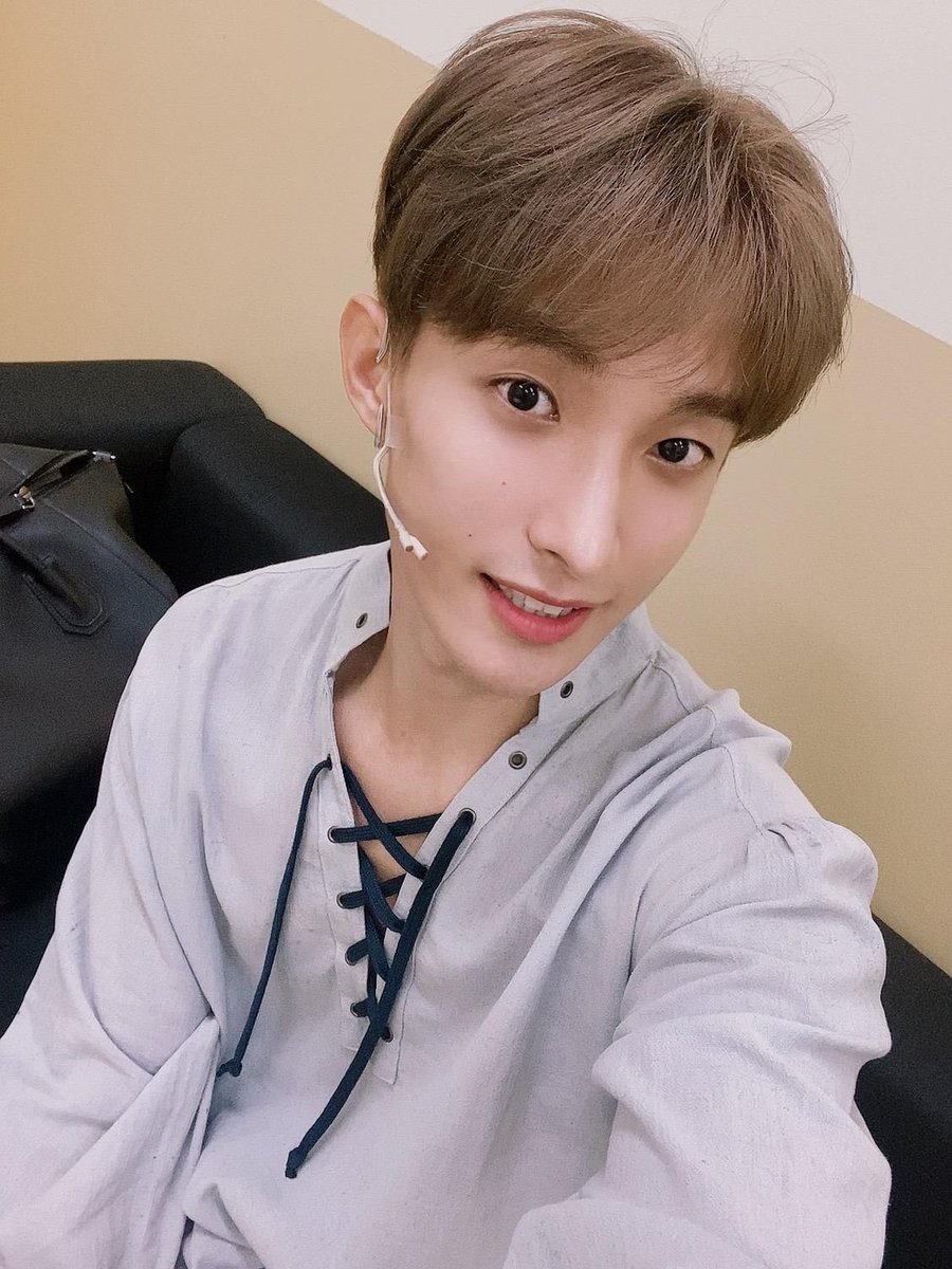 violinextdoor's tweet photo. genuinely talk about how dokyeom develop his character as King Arthur, when i say he did great.. everyone keep praising him for his great performance.. me, no, everyone is surely proud of dokyeom.. 🥺

#DKHasDrawnTheSword 
#자랑스럽다_우리의_놀라운_아더겸
#도겸 #DOKYEOM https://t.co/bYlFW2GLZk