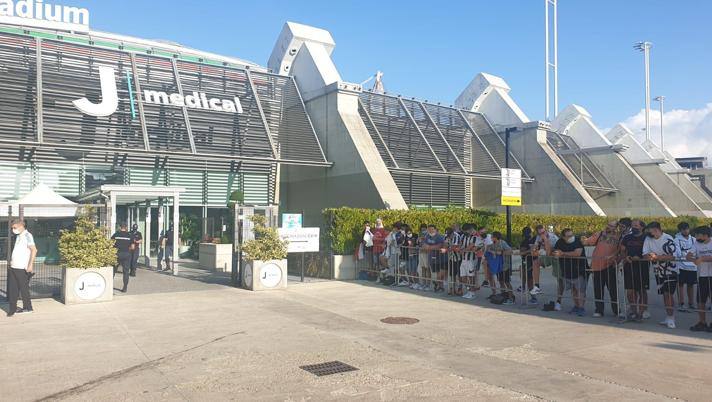 SportPesa_IT's tweet image. Mattinata di visite mediche per Locatelli da ieri giocatore della Juventus. All'arrivo il centrocampista è stato salutato calorosamente dai tifosi. Ora a Mr Allegri trovare la migliore posizione in campo. 

#SportPesaMakeitCount
#SPTransfer