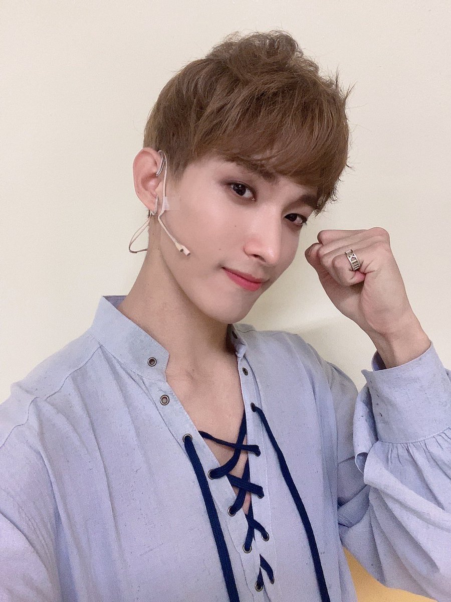 sseokwoni's tweet photo. from this                             to this

PROUD OF YOU KING KYEOM 
#DKHasDrawnTheSword 
#자랑스럽다_우리의_놀라운_아더겸
#도겸 @pledis_17 https://t.co/s1ZJWeLngG