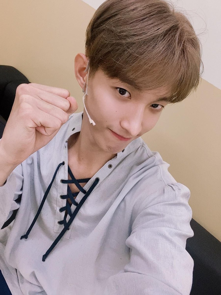 kyeomhanji's tweet photo. Again and again always grateful to be a part of Carat &amp; like u. Dokyeom don't forget to say thank u to for yourself!! You're so great today. So many people admire u because u deserve to be admired💖

#DKHasDrawnTheSword 
#자랑스럽다_우리의_놀라운_아더겸
#도겸 #DOKYEOM @pledis_17 https://t.co/BvNwC7tFoe