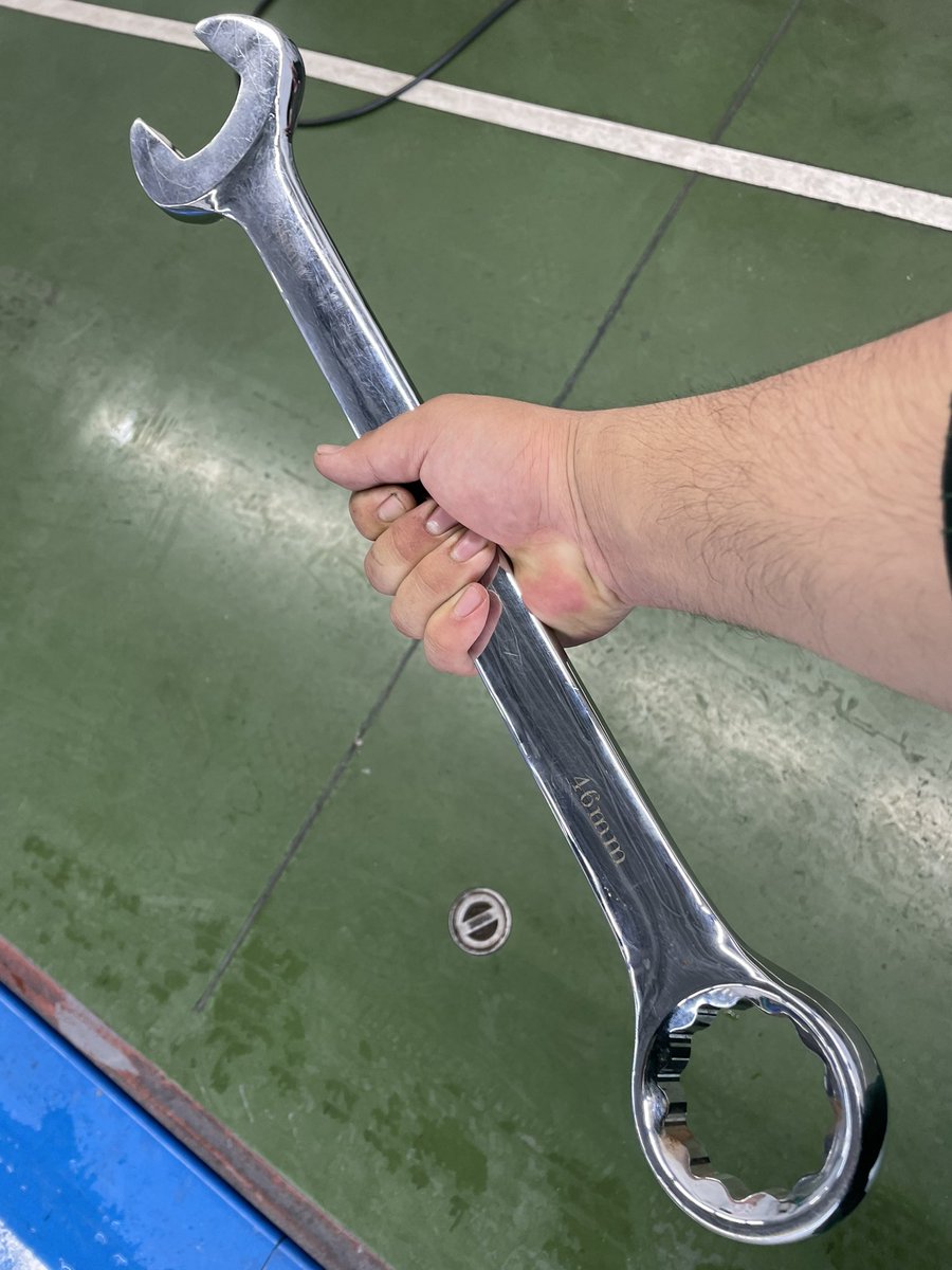 整備士は無駄な工具を買いがちだけどこの巨大なレンチより役に立たない工具を持ってる人見たことがないので皆様の無駄工具自慢が見たい Togetter