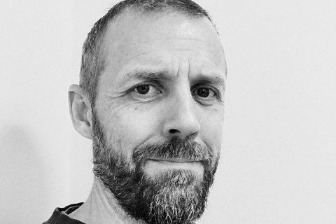 prosabladet's tweet photo. "Måske skal vi øve os på at begrænse os. Overgive os til rastløsheden og kedsomheden og undlade at gribe ud efter den digitale virkelighed og derved bidrage til, at verden brænder lidt mindre", skriver lektor Peter Danholt fra @AarhusUni https://t.co/V5xD904uYu #ccaudk https://t.co/mjvq14T60T