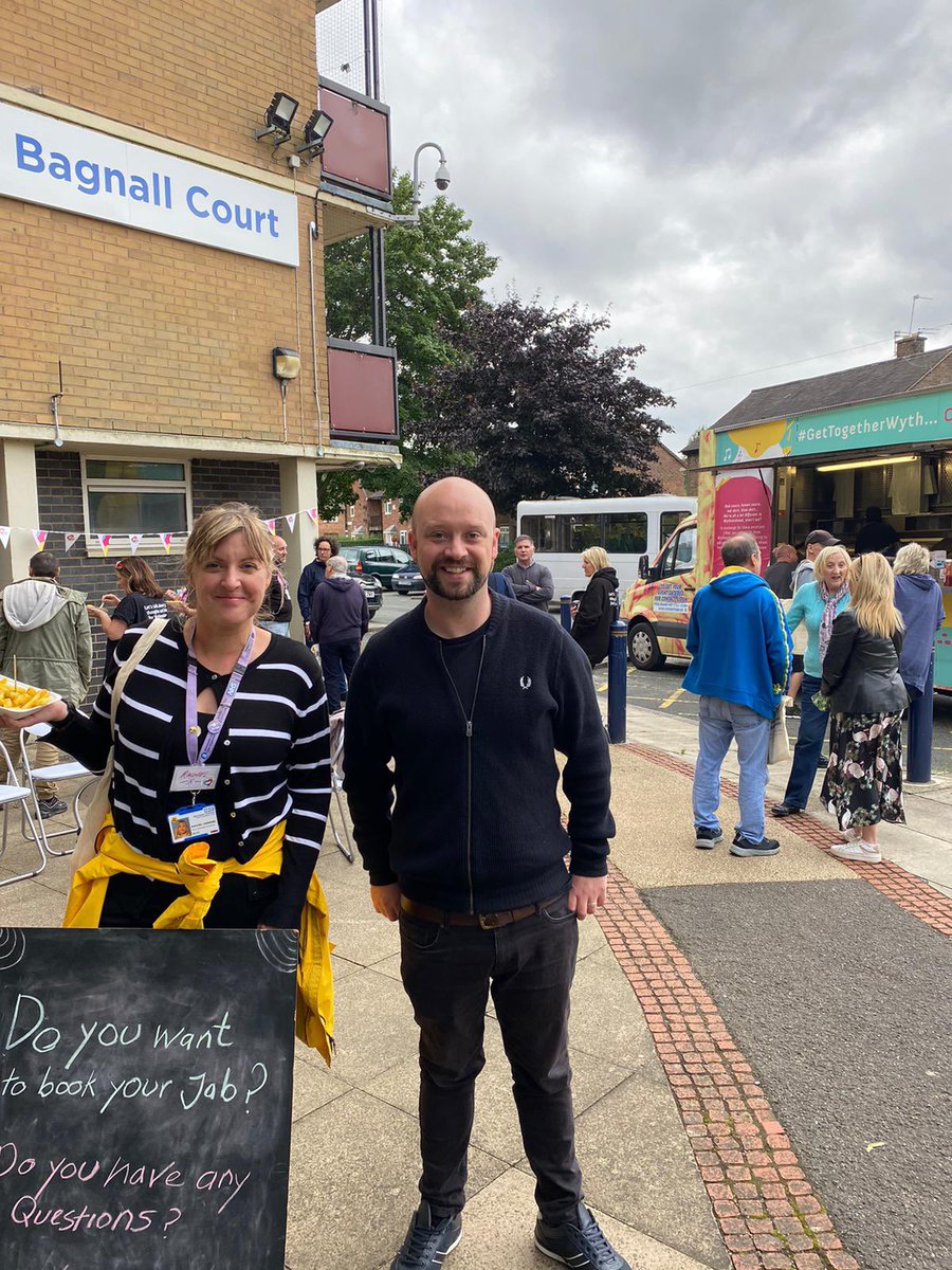 At Brookfield Gardens in Benchill with @wythenshawe_chg today. Do you want to book a vaccination? If so pop down for a chat @Dr_PWright @MCCWythenshawe @mcrlco ….p.s was just holding those chips for someone 🤔