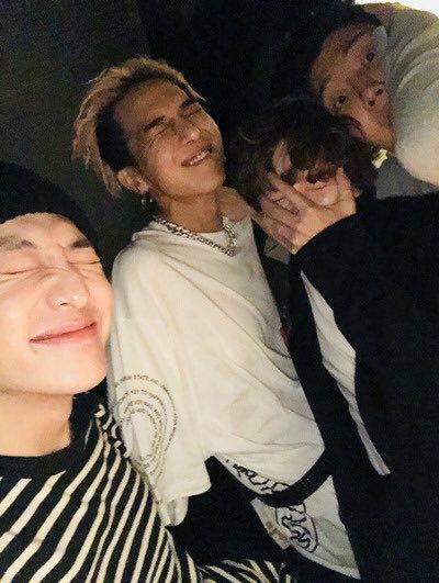 aksarabyta's tweet photo. as inner circle, it's hard to describe how much we love them. even a billions words still not enough. there's no such thing as loving them for no reason, you just cant say a millions reasons 🙂 #THANKYOUWINNER 💙💙💙💙 https://t.co/MyrXivczkI