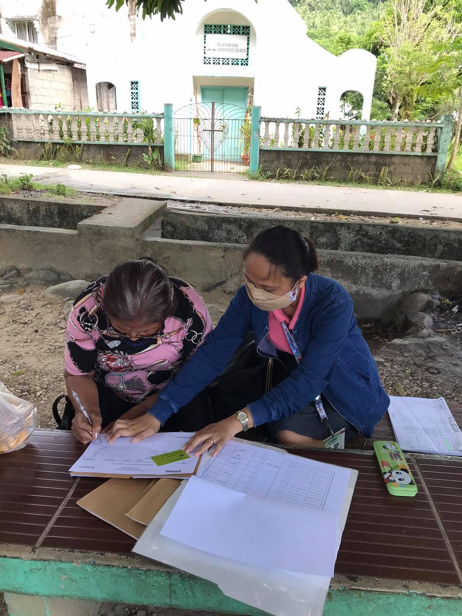 Conducted cash card spot checking to random pantawid pamilya beneficiaries at Barangay Cansayong, Malimono, Surigao del Norte. This is a monthly activity to avoid cash card pawning which can be rampant during this time of pandemic.

#DSWDMayMalasakit
#Serve1st