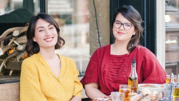 Elles ont créé le podcast <a href="/entrenoslevres/">Entre nos lèvres</a> : 60 rencontres et 47 épisodes plus tard, leur livre propose des témoignages tout en subtilité sur l’amour, la sexualité, la relation à son corps et à autrui. 
Lire notre rencontre avec <a href="/celinemalvo/">Céline Malvo</a> et <a href="/margauxrol/">Margaux Rol</a> tinyurl.com/3wath3u