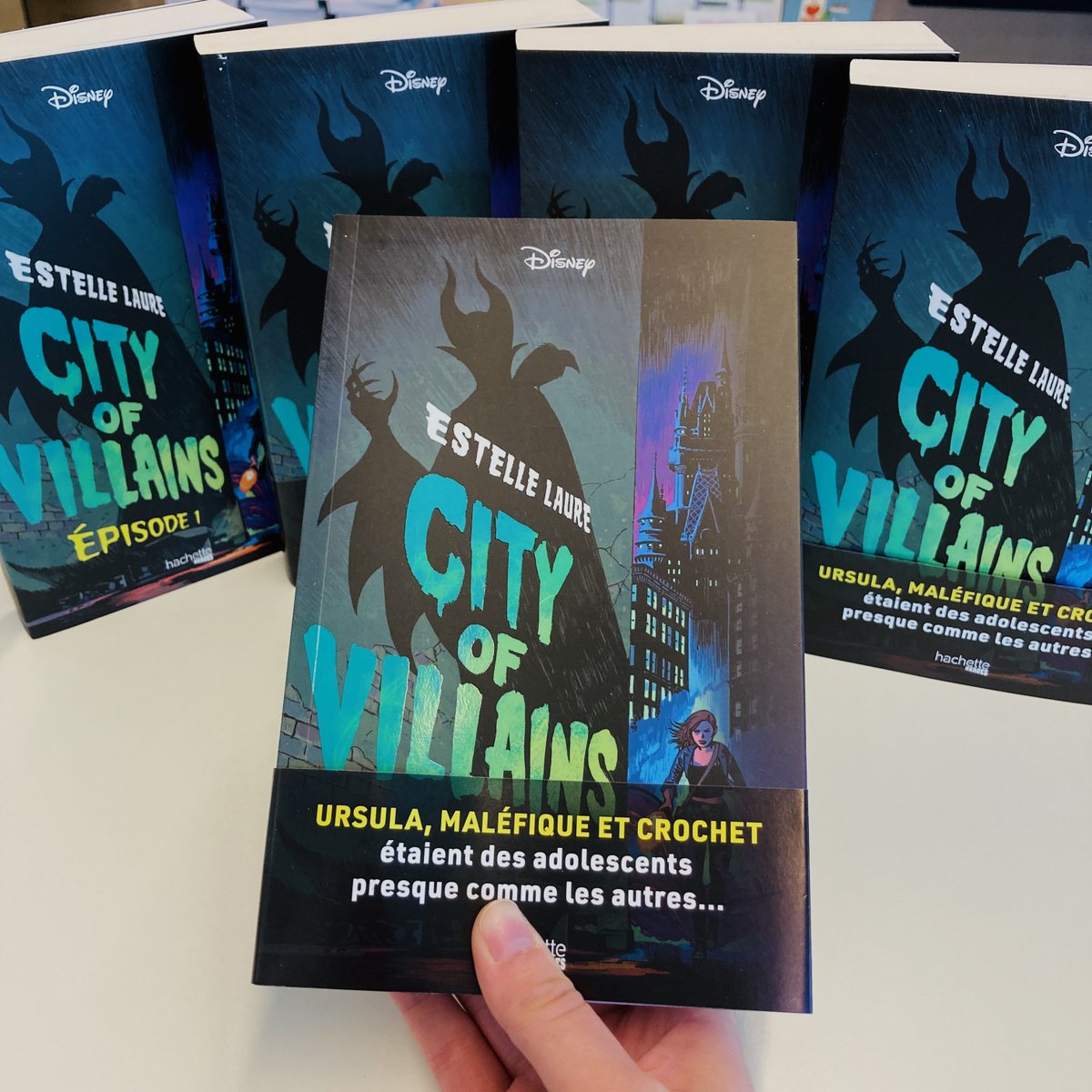 CONCOURS #DISNEY 🎁

Tentez de remporter le premier tome de la série City of Villains !! 5 exemplaires = 5 gagnants ! 😍

Pour participer :
✨ RT &amp; Follow notre compte <a href="/hachetteheroes/">hachetteheroes</a> 
✨ Dites-nous votre vilain préféré 😈

TAS le 25/08.