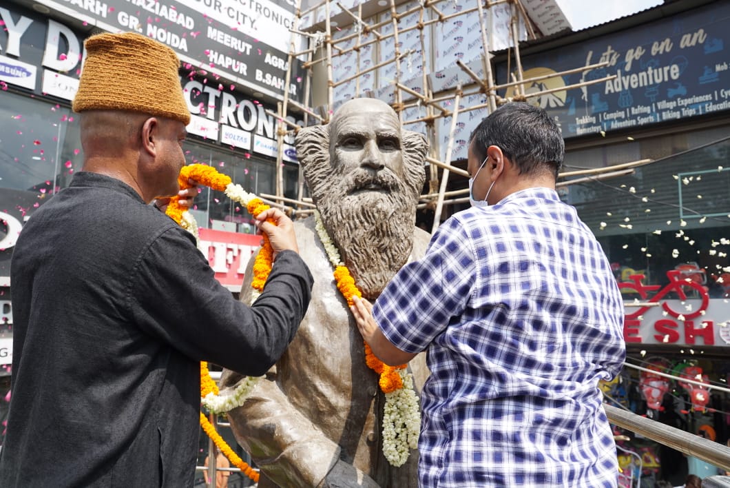 उत्तराखंड राज्य आंदोलन के नायक 'उत्तराखंड के गांधी' श्री इंद्रमणि बडोनी जी की पुण्यतिथि पर उन्हें शत-शत नमन।

राज्य आंदोलन के संघर्ष में आपका महान योगदान हमें हमेशा बेहतर उत्तराखंड बनाने की प्रेरणा देता रहेगा।