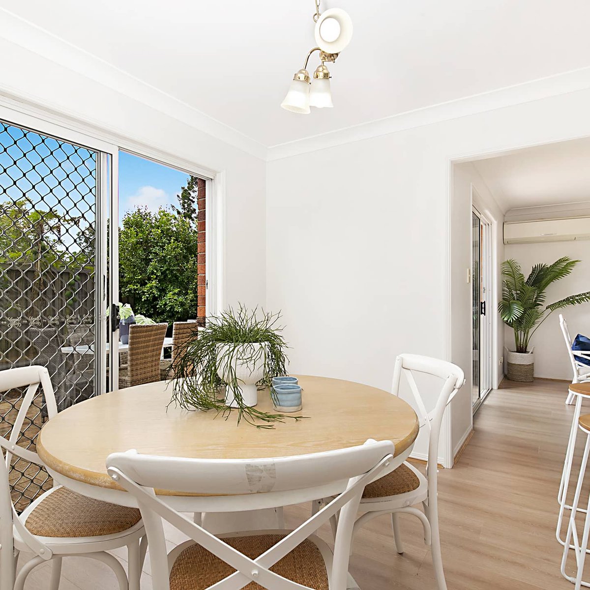SusanH_Events's tweet image. JUST LISTED ~ Vacant &amp;amp; Ready For You To Enjoy! 
This tidy tri-level #Townhouse has recently been renovated and is the perfect starter, #downsizer or #InvestmentProperty. ✅🏡

🔜 Open Saturday 21 August 12.15pm-12.45pm

#RealEstate #Brisbane #Queensland #SinnamonPark @ljhooker
