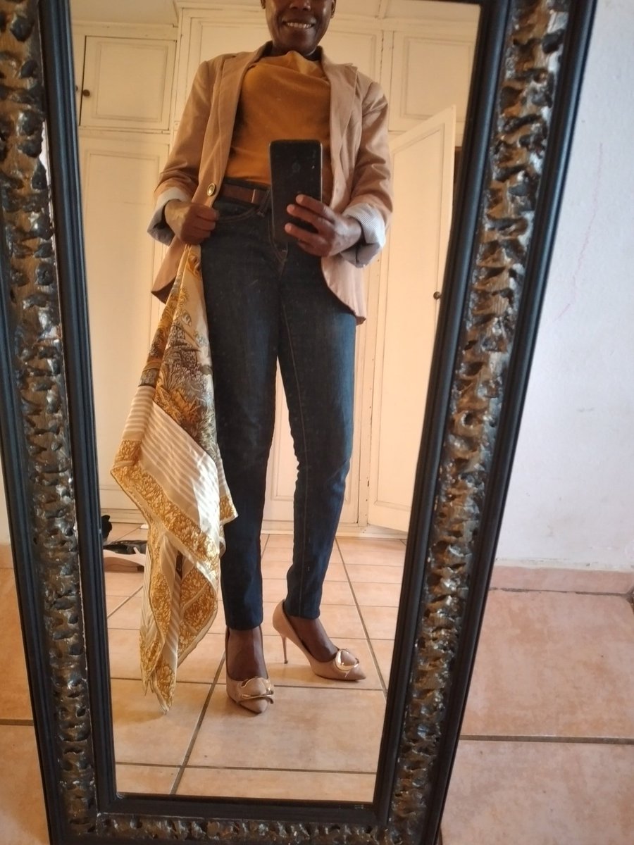 bygracefavoured's tweet photo. ¼ to the weekend, we turn it down a notch 🤪
A scarf for every get up 💯💫
#dressupshowup https://t.co/764iG9FSEB