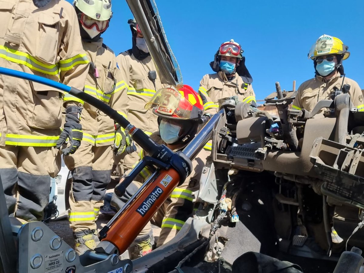 TerceraCalama's tweet photo. Academia práctica de Rescate Vehicular
.
.
 #bomberos #chile #incendio #rescate #emergencia #spartan #ferrarafireapparatus #magirus #ivecomagirus #firefighter #firetruck #pompiers #hazmatnation #terceracalama #calama #instagood #follow #response #brandweer #responding https://t.co/rax8pG03Eb