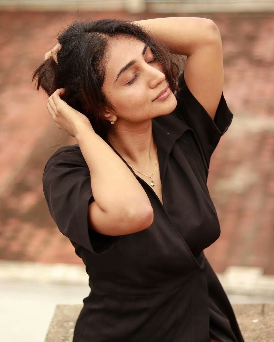 Nalli_kari's tweet photo. Pristine Beauty🖤
@BommuLakshmi 

#Bommulakshmi recent click✨
#actress #tamilactress https://t.co/JBldxS4efE