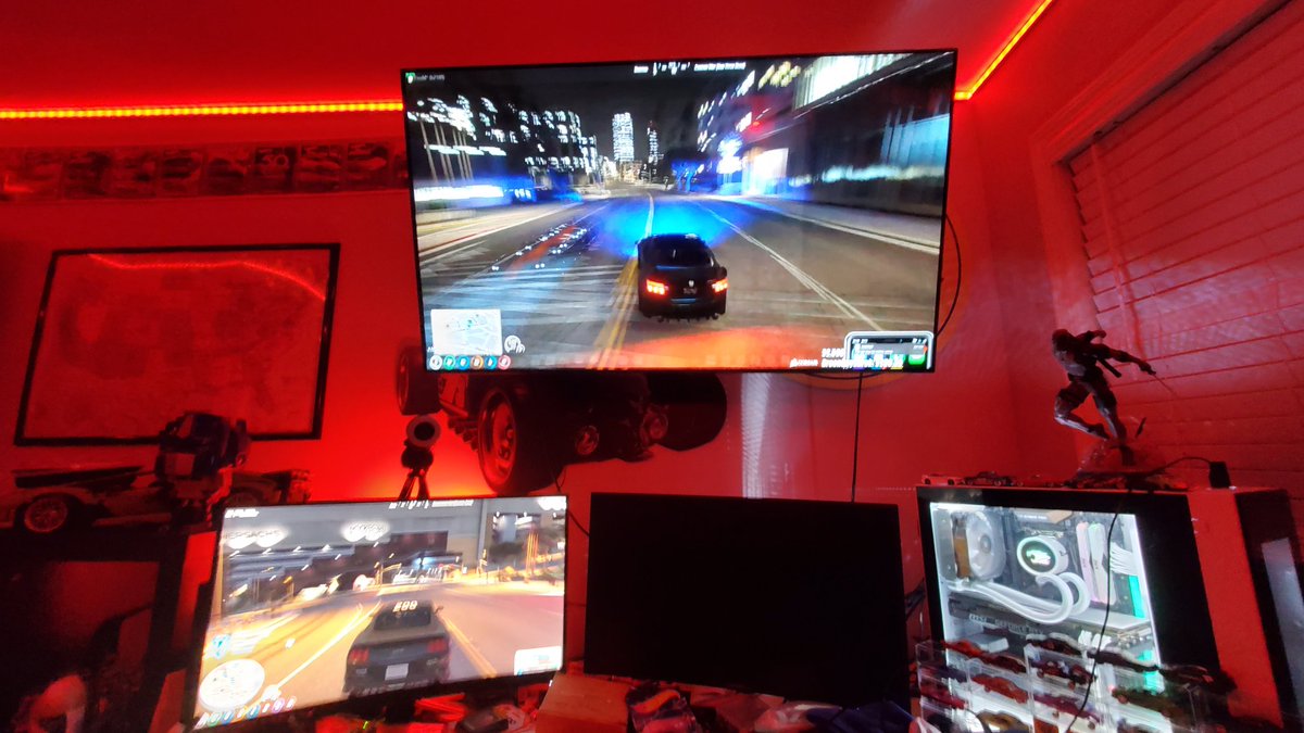 NOLIFEMILITIA's tweet photo. When @summit1g and @RatedEpicz get into a car chase you go full screen on both monitors. Good show guy's. Awesome chase. https://t.co/8ipIOG3rPT