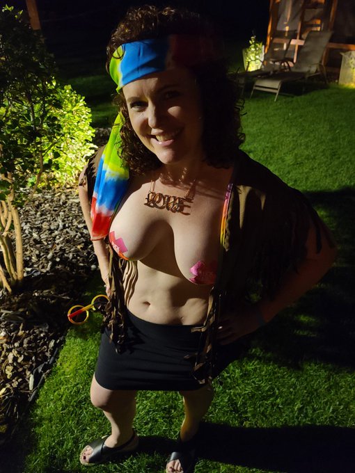 Woodstock Saturday night https://t.co/EGlp17WSGM<a href="/tag/purple"class="tags"><span>#purple</span></a><a href="/tag/party"class="tags"><span>#party</span></a><a href="/tag/redhead"class="tags"><span>#redhead</span></a><a href="/tag/bigbooty"class="tags"><span>#bigbooty</span></a><a href="/tag/purpledress"class="tags"><span>#purpledress</span></a>