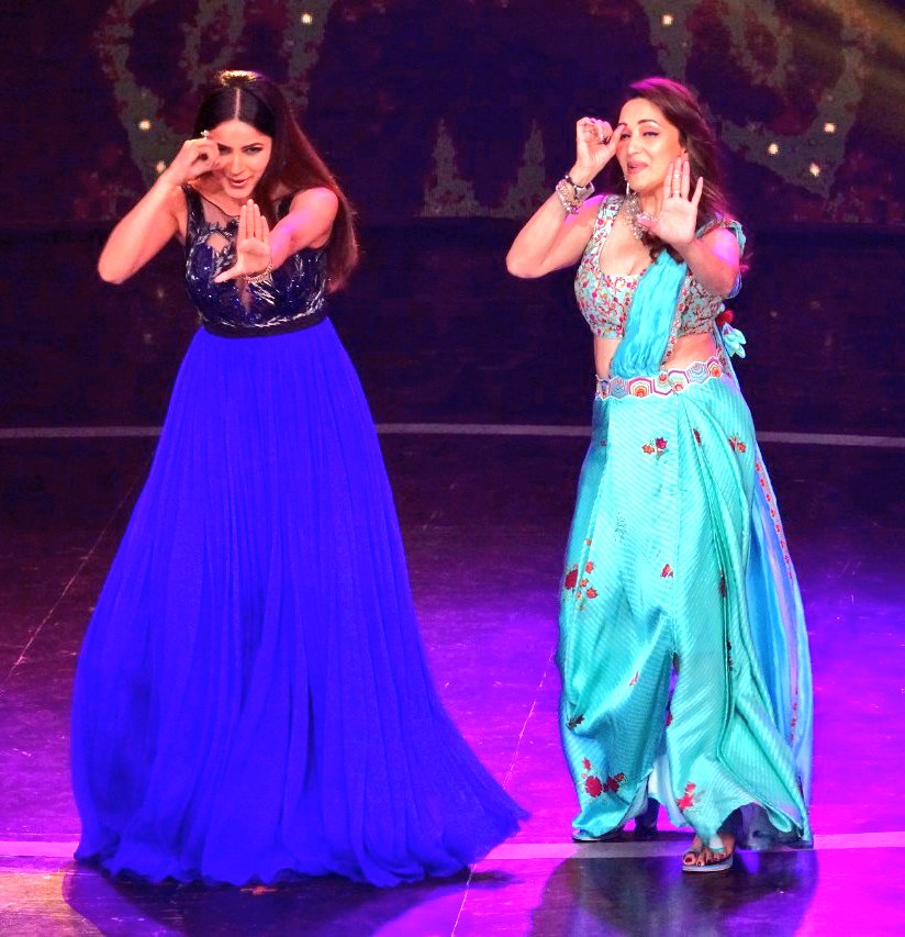 manav22's tweet photo. #MadhuriDixit #ShehnaazGill groove on #Ghagra for a dance reality show in Mumbai
#PhotoOfTheDay #Wednesday https://t.co/LxvOPElWq3