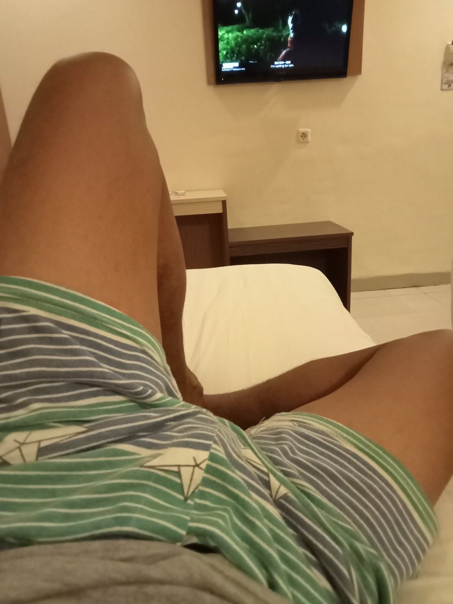 PutraDhaus's tweet photo. Menunggu tamu yg mau pijit di hotel ramayana makassar https://t.co/GIf0NRVmS3