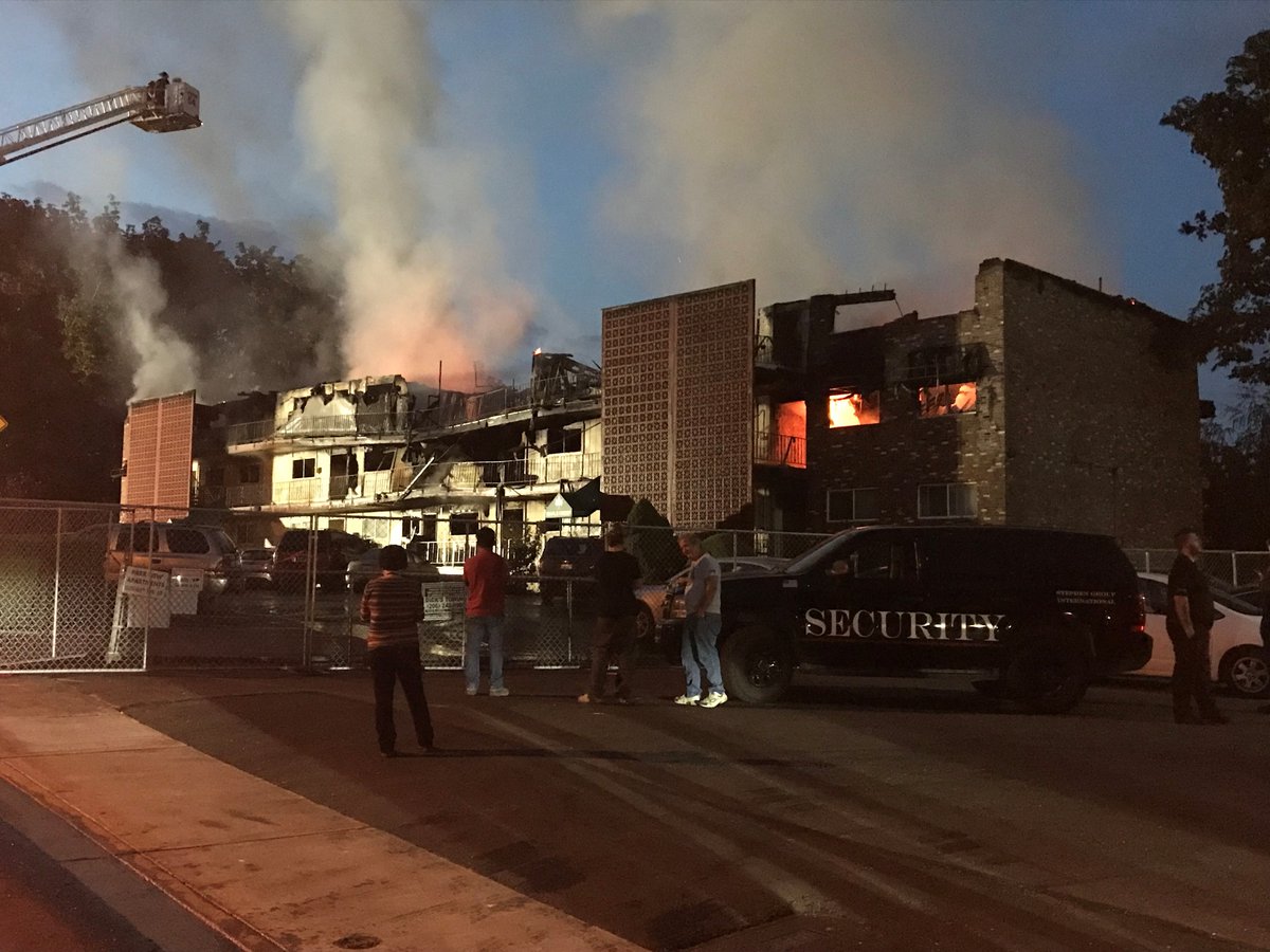 Joel Moreno on Twitter "We're still seeing flames pour out of this apartment complex in Tukwila