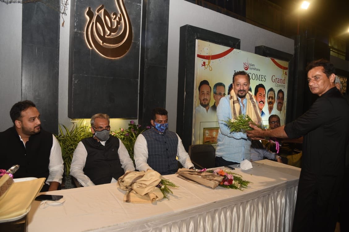 BabaSiddique's tweet photo. At the opening ceremony of the New Gymnasium at Islam Gymkhana, Mumbai.

Aslo present were @AslamShaikh_MLA Ji , @mlaAminPatel Ji , @zeeshan_iyc , 
Yusuf Abrahani Ji - President Islam Gymkhana https://t.co/nru8B45B7L
