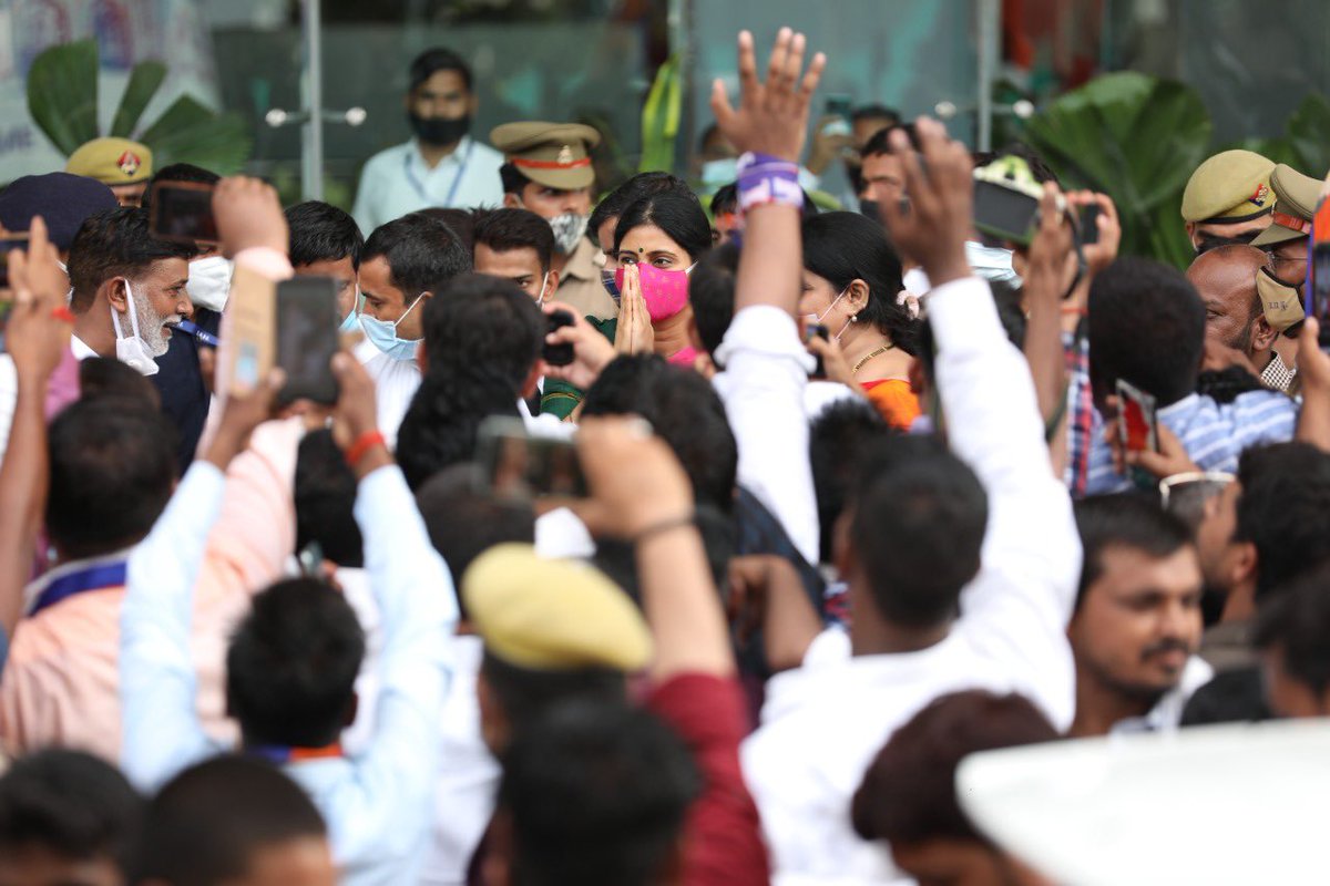 AnupriyaSPatel's tweet photo. लखनऊ प्रथम आगमन पर लखनऊवासी साथियों, देवतुल्य कार्यकर्ताओं व राष्ट्रीय पिछड़ावर्ग महासंघ द्वारा भव्य स्वागत अभिनंदन से अभिभूत हूँ। सभी को ढेर सारा स्नेह । https://t.co/dSyXvXTvvv