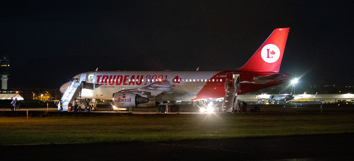 Kent_YVR's tweet image. Late night #VIPJet Airbus A319 wearing @liberal_party election livery with PM @JustinTrudeau arriving @yvrairport from YYZ. #yvrspotters #avgeek #Vancouver #CDNPoli